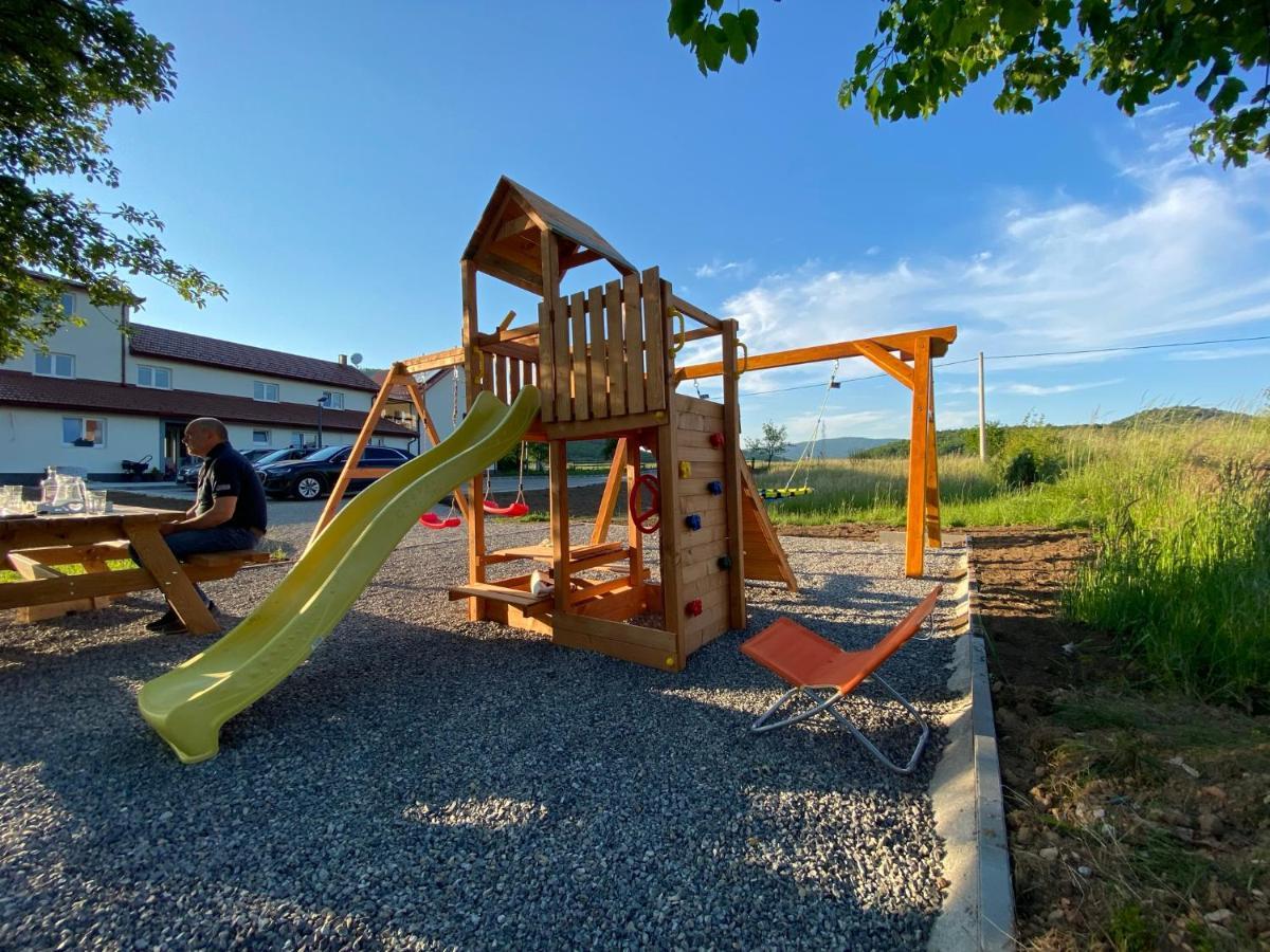 Apartman Fenestra S Terasom I Pogledom Na Gacku Otočac Exterior foto