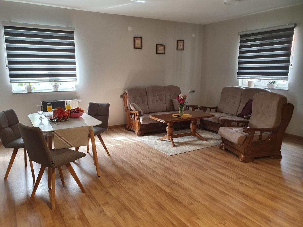 Apartman Fenestra S Terasom I Pogledom Na Gacku Otočac Exterior foto